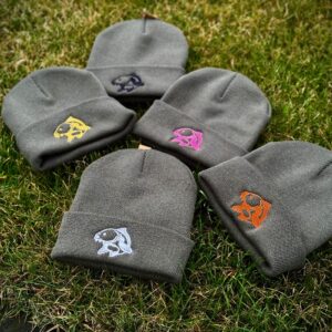 Czapki zimowe  z haftem karpia - różne kolory motywu