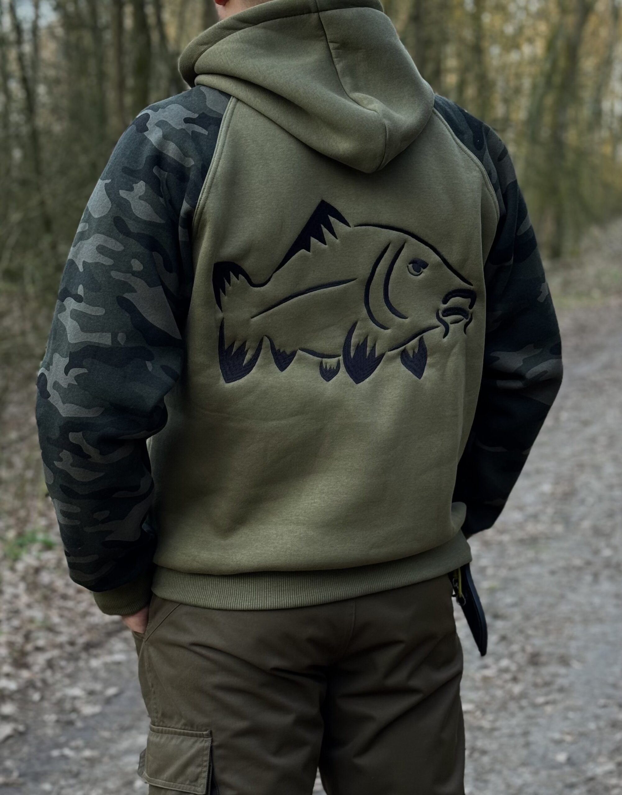 Bluza z rękawami moro i motywem karpia - obrazek 2