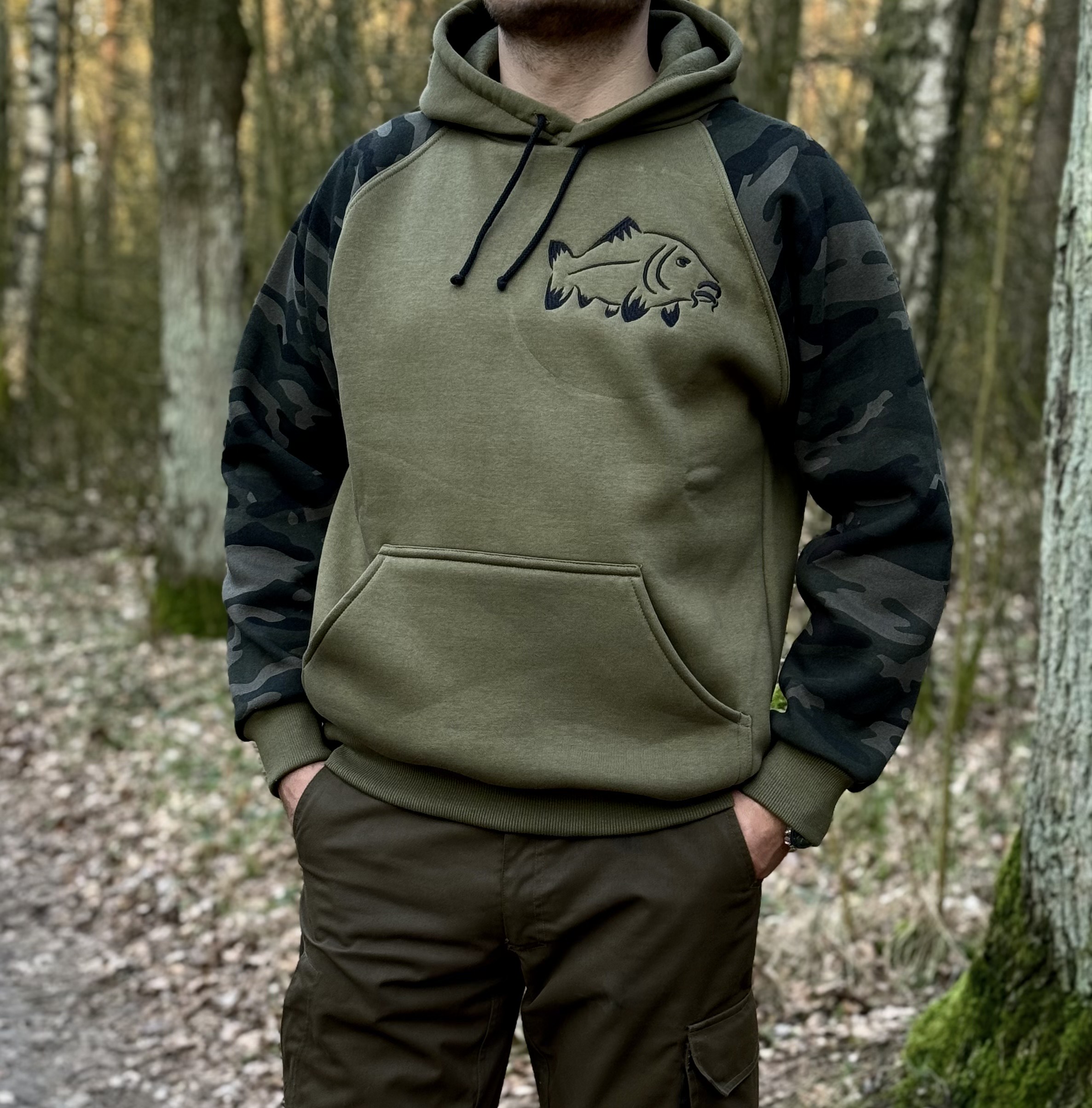 Bluza z rękawami moro i motywem karpia