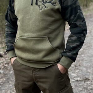 Bluza z rękawami moro i motywem jelenia