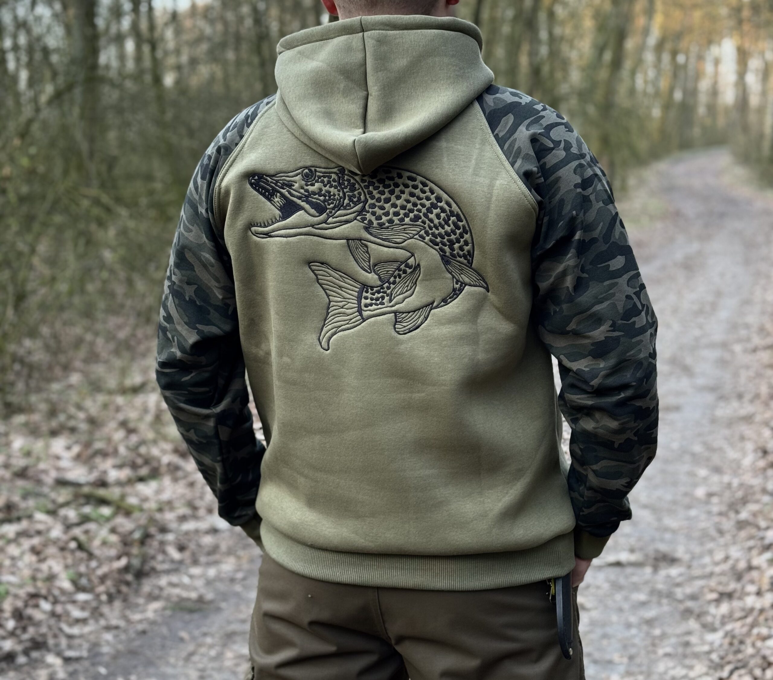 Bluza z rękawami moro i motywem szczupaka - obrazek 2