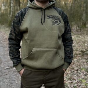 Bluza z rękawami moro i motywem szczupaka