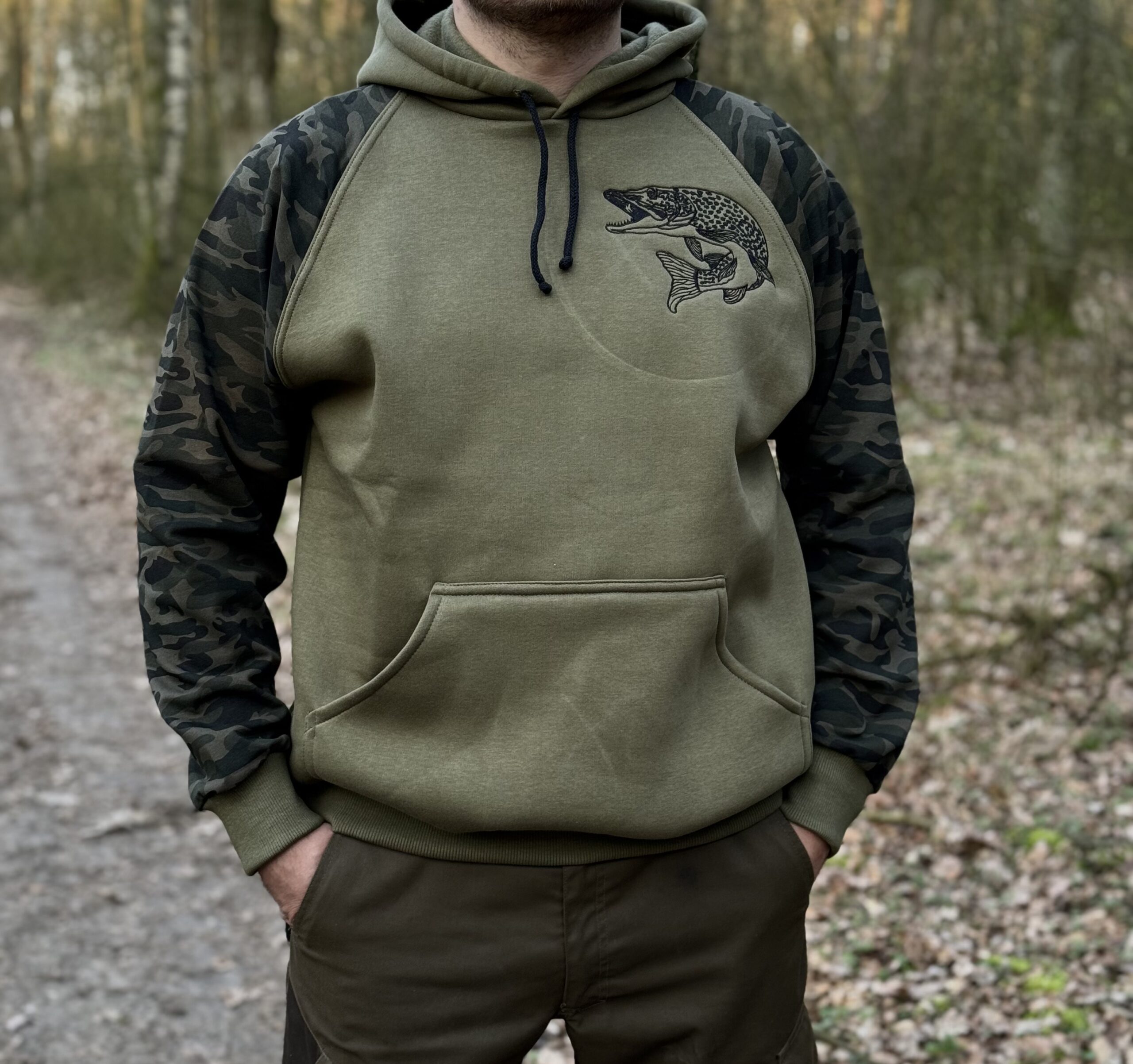 Bluza z rękawami moro i motywem szczupaka