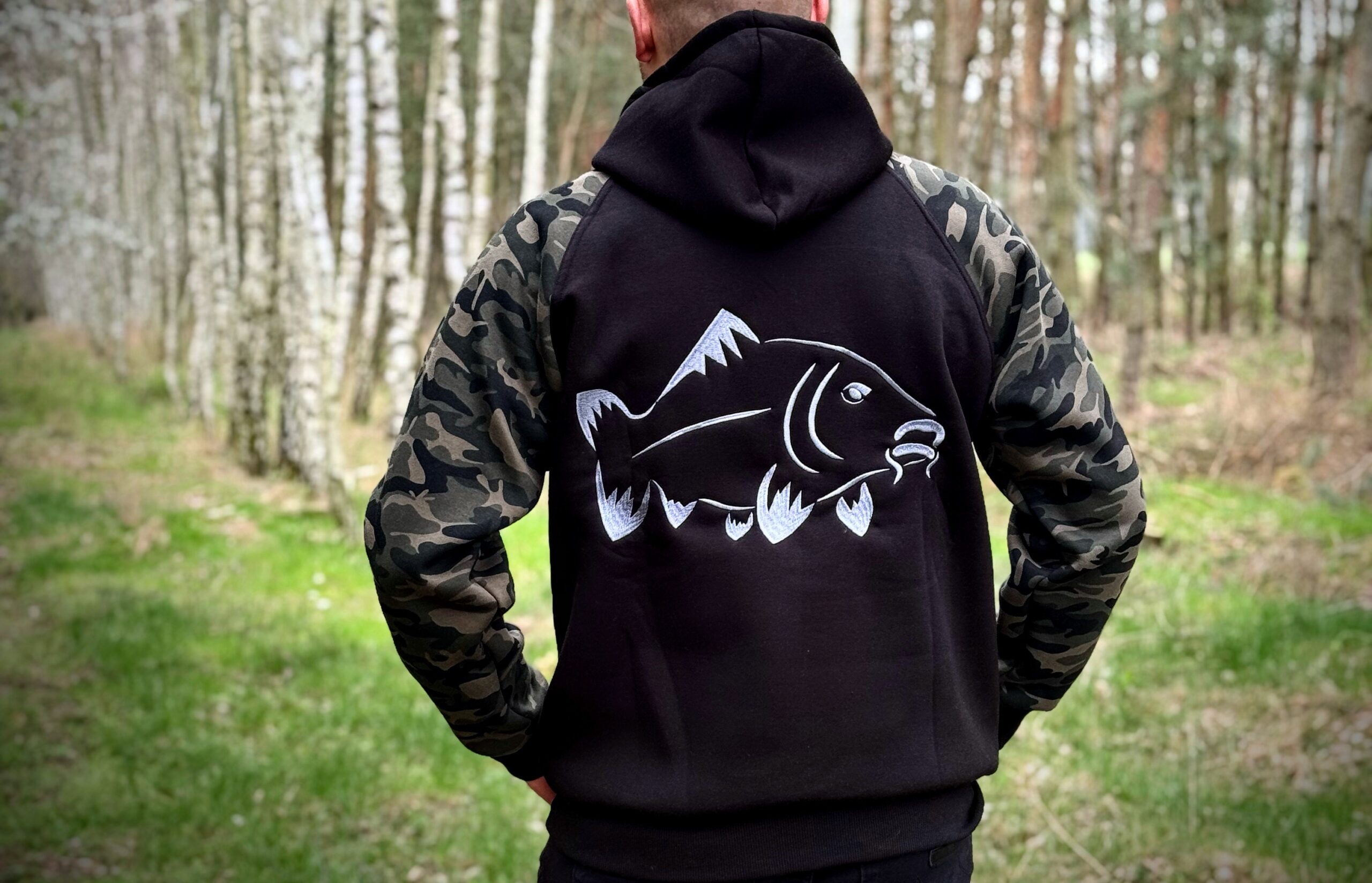 Czarna bluza z rękawami moro i motywem karpia - obrazek 2