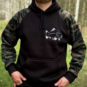 Czarna bluza z rękawami moro i motywem karpia