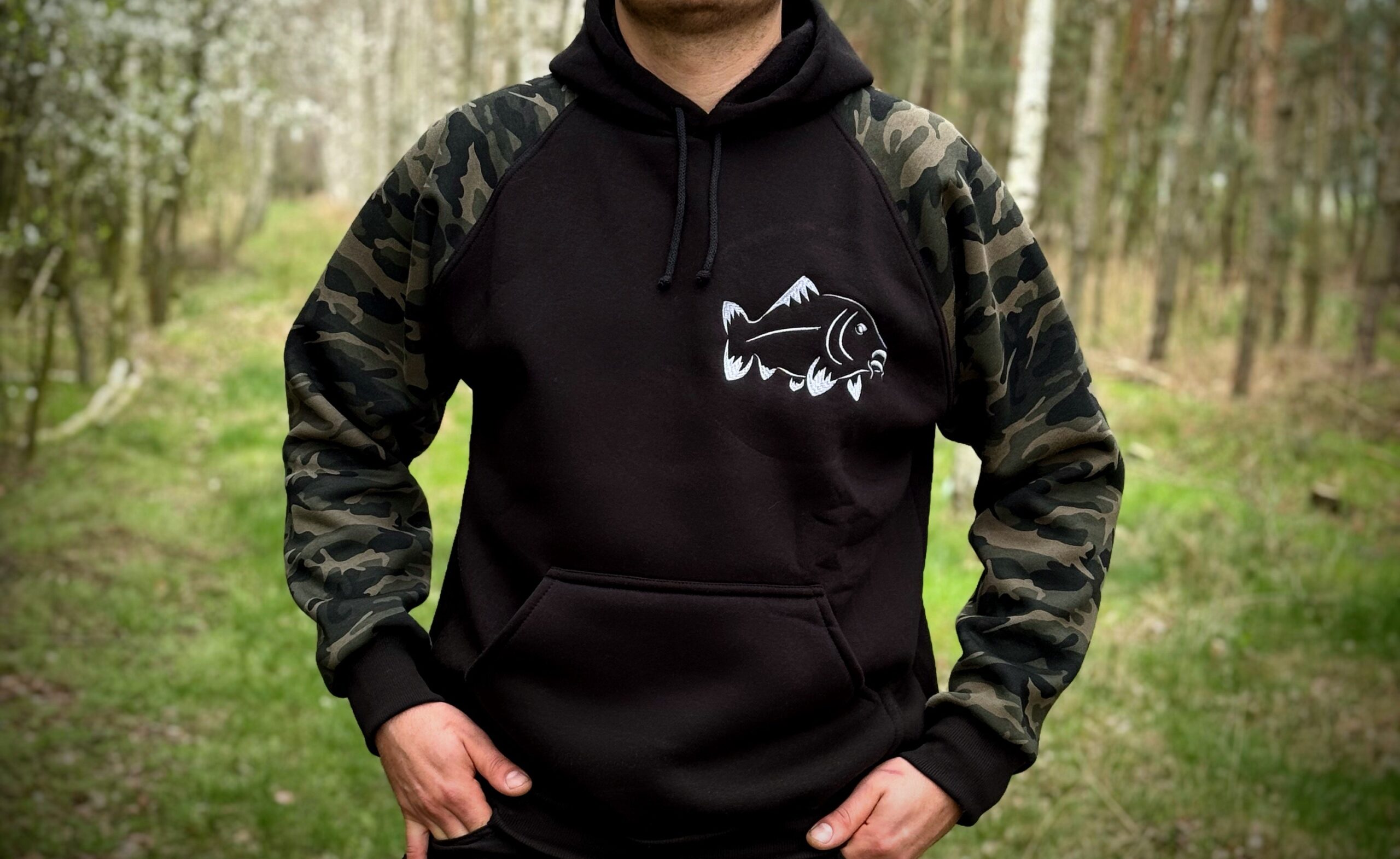 Czarna bluza z rękawami moro i motywem karpia