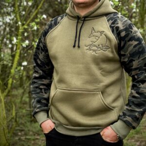 Bluza z rękawami moro i motywem suma