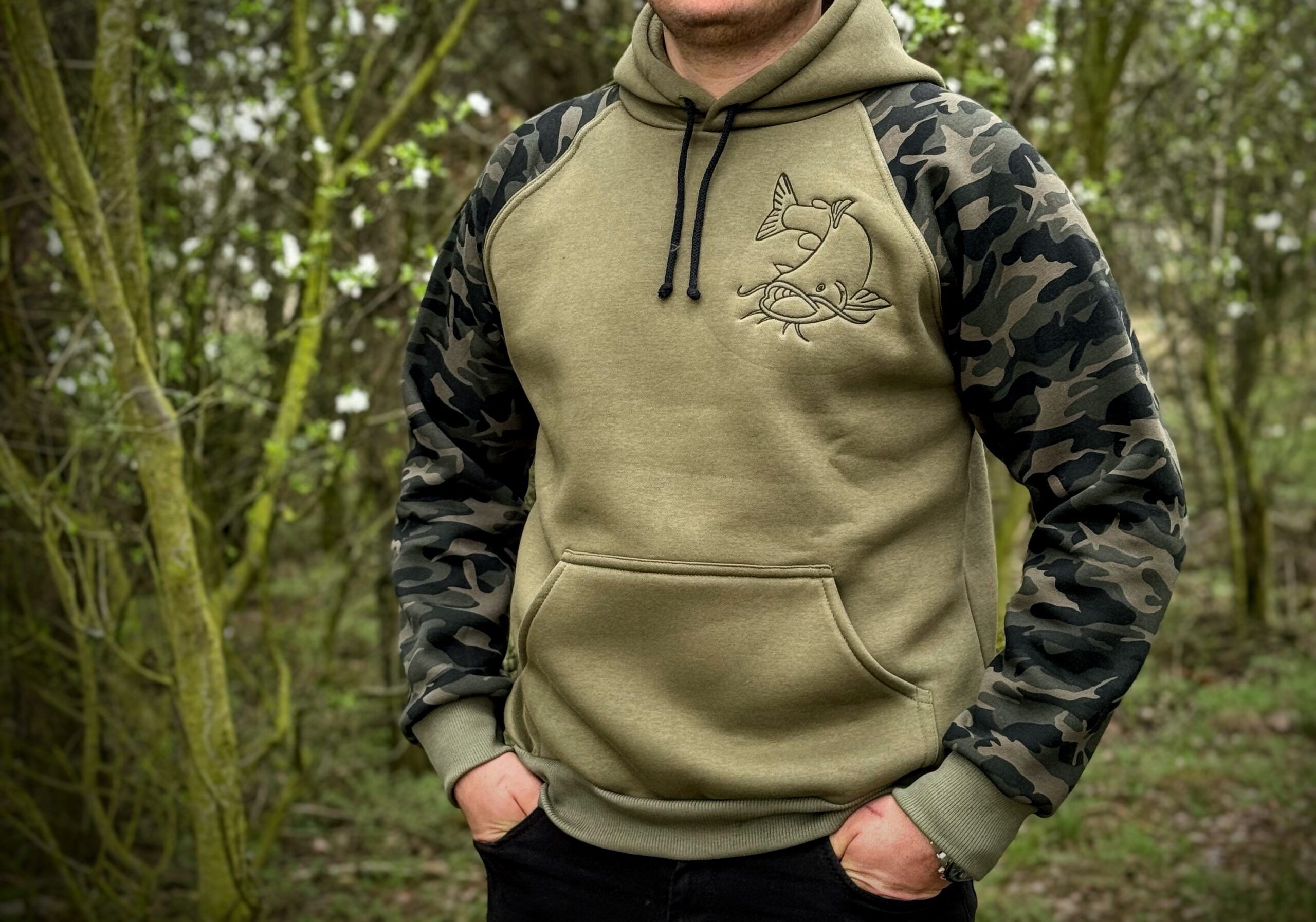 Bluza z rękawami moro i motywem suma