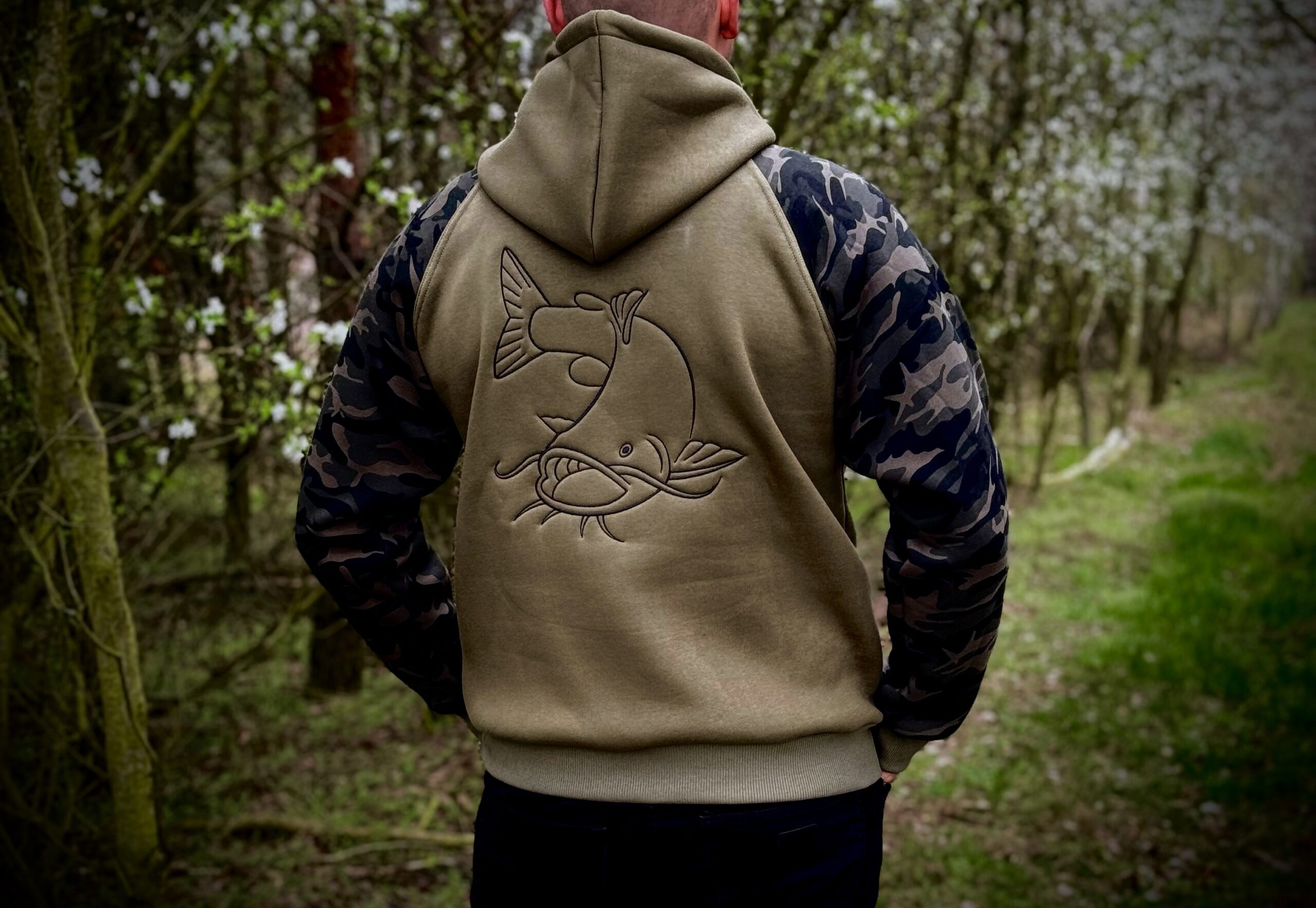 Bluza z rękawami moro i motywem suma - obrazek 2