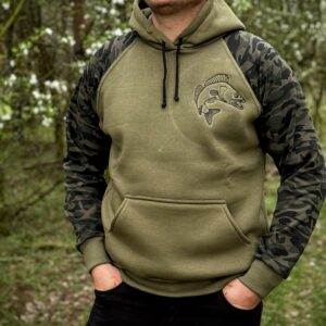 Bluza z rękawami moro i motywem sandacza