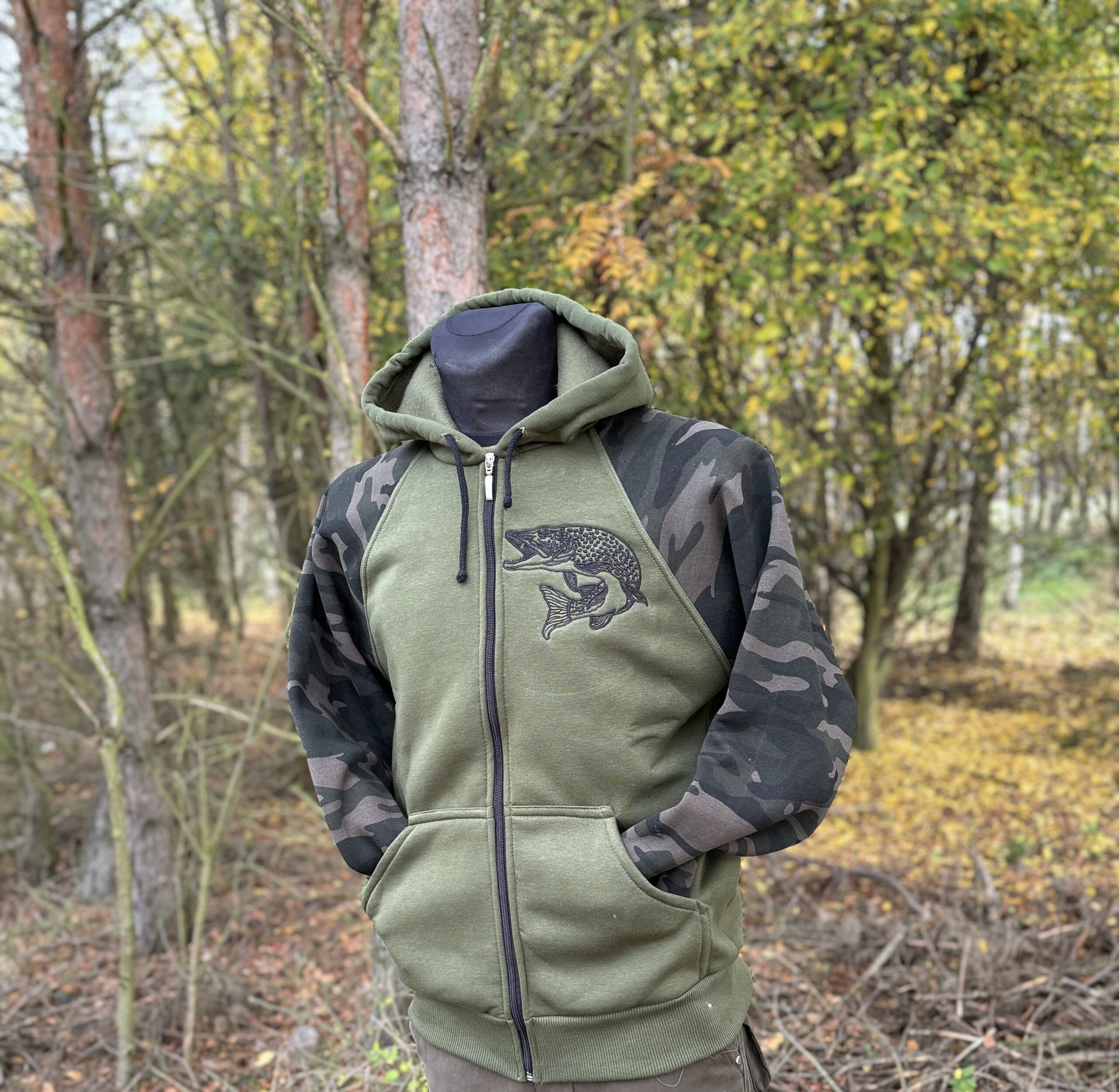 Rozpinana bluza ze szczupakiem z rękawami moro