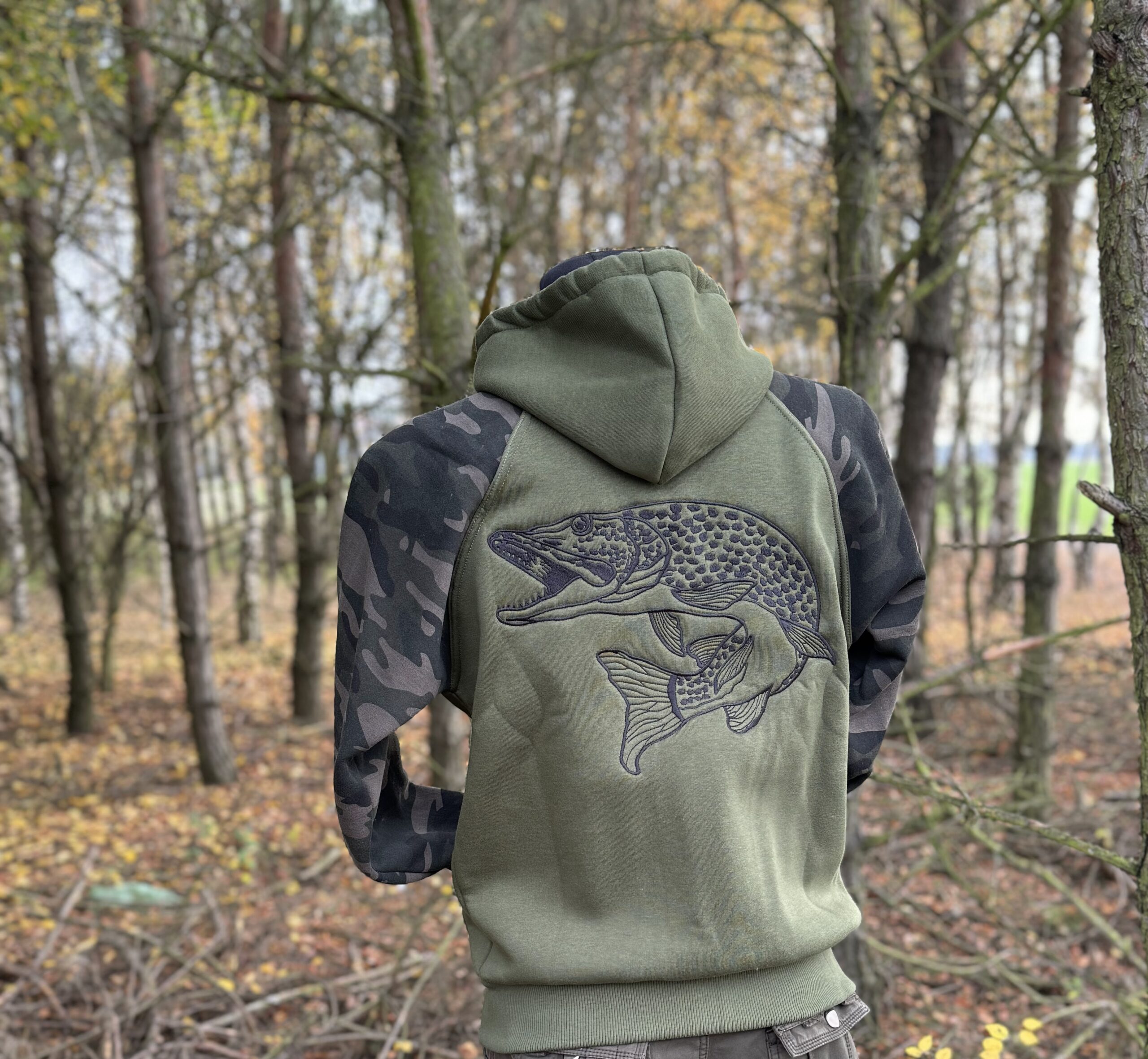 Rozpinana bluza ze szczupakiem z rękawami moro - obrazek 2