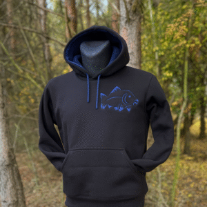 Czarna bluza z niebieskim karpiem