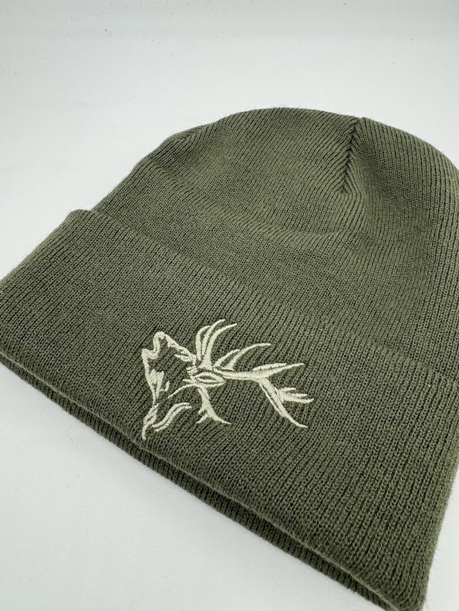 Czapki zimowe z haftem jelenia - różne kolory motywu jelenia