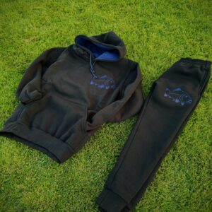 Czarny dres z niebieskim karpiem