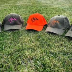 Czapka z daszkiem z haftem jelenia