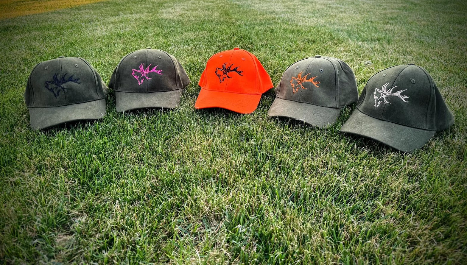 Czapka z daszkiem z haftem jelenia