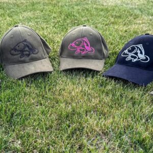 czapka z daszkiem z haftem karpia