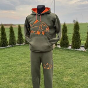 Dres z dużym pomarańczowym karpiem z przodu